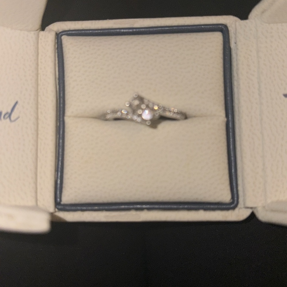 Ever Us ring size 5.5. Beautiful ring. - Picture 3 of 13